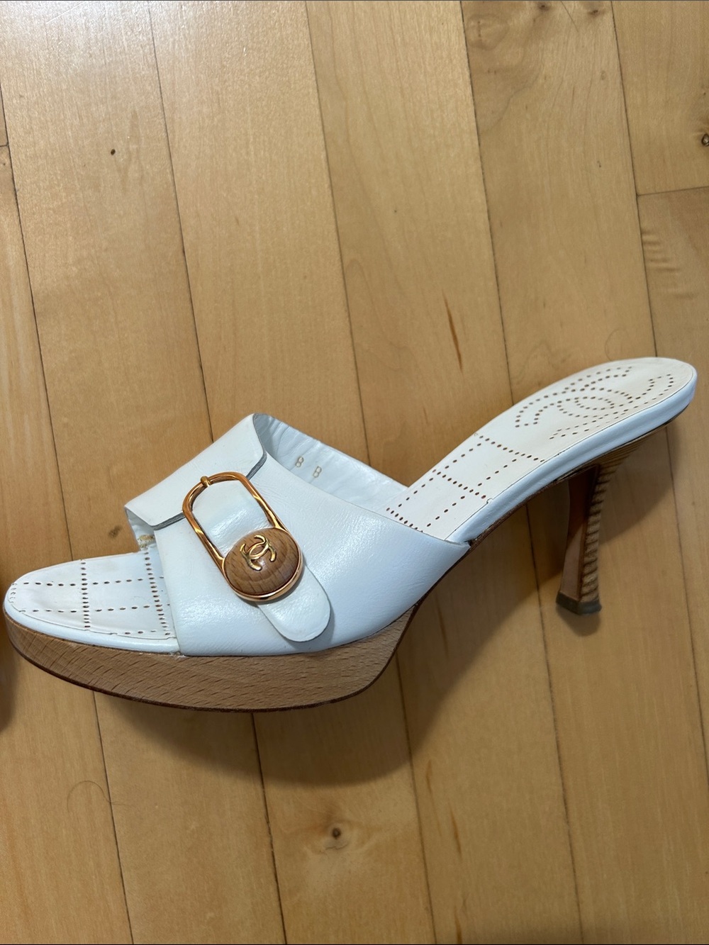 CHANEL White Leather Slide Mules with Gold & Wood Buckle - Picture 4 of 4